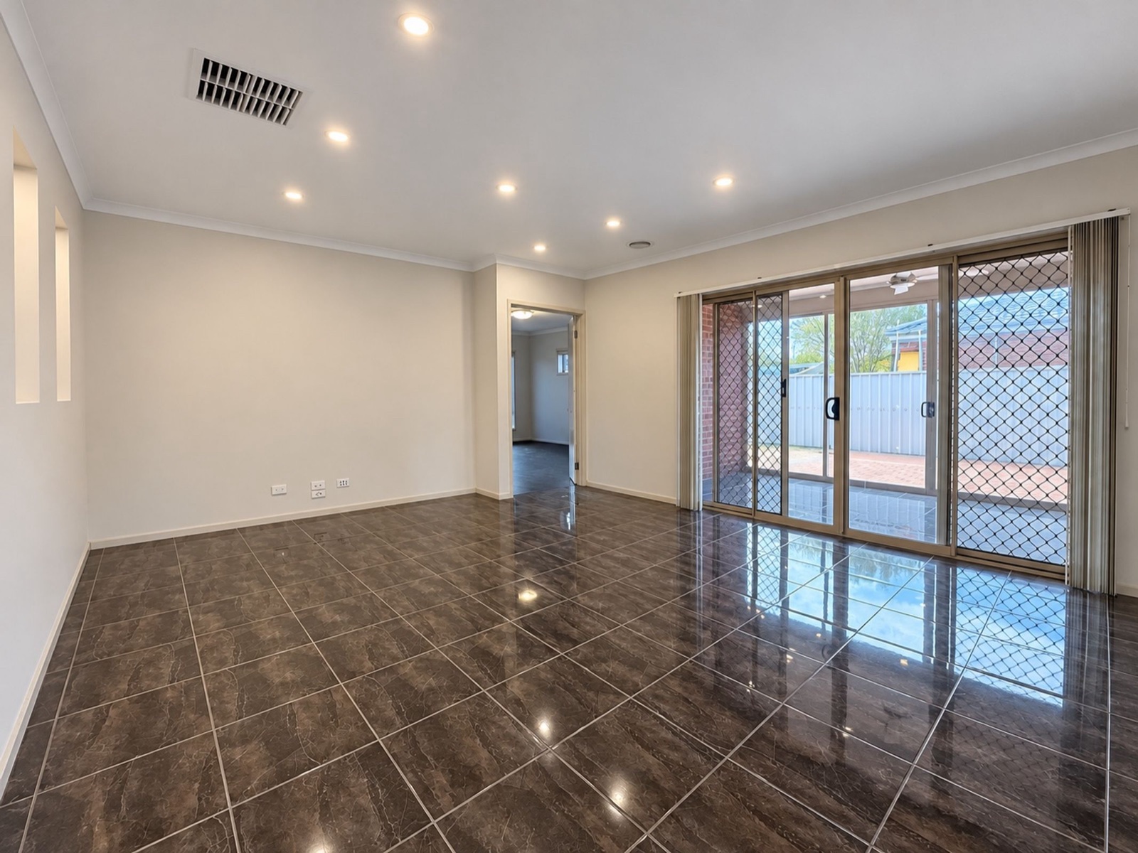 10 Yellowgum Drive, Kialla, photo 9 of 15