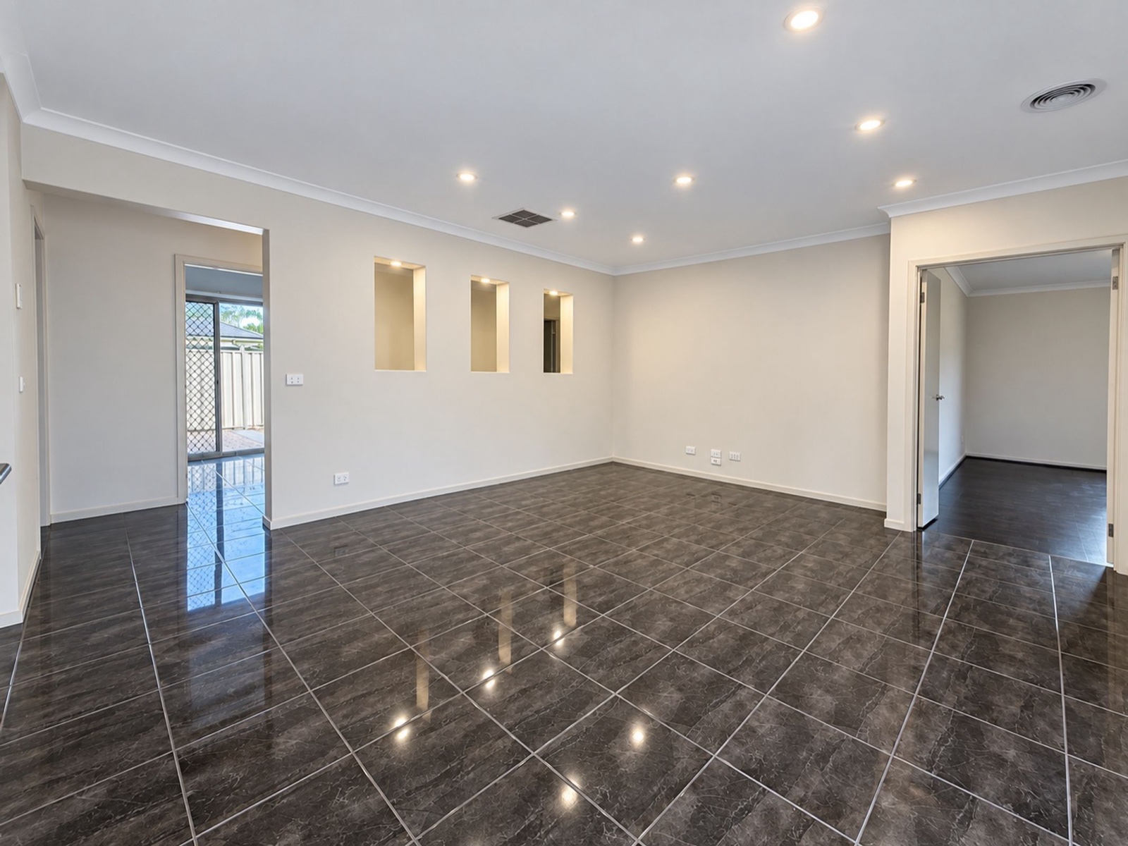 10 Yellowgum Drive, Kialla, photo 10 of 15