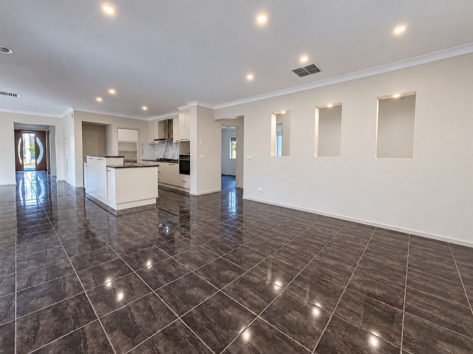 10 Yellowgum Drive, Kialla, photo 11 of 15