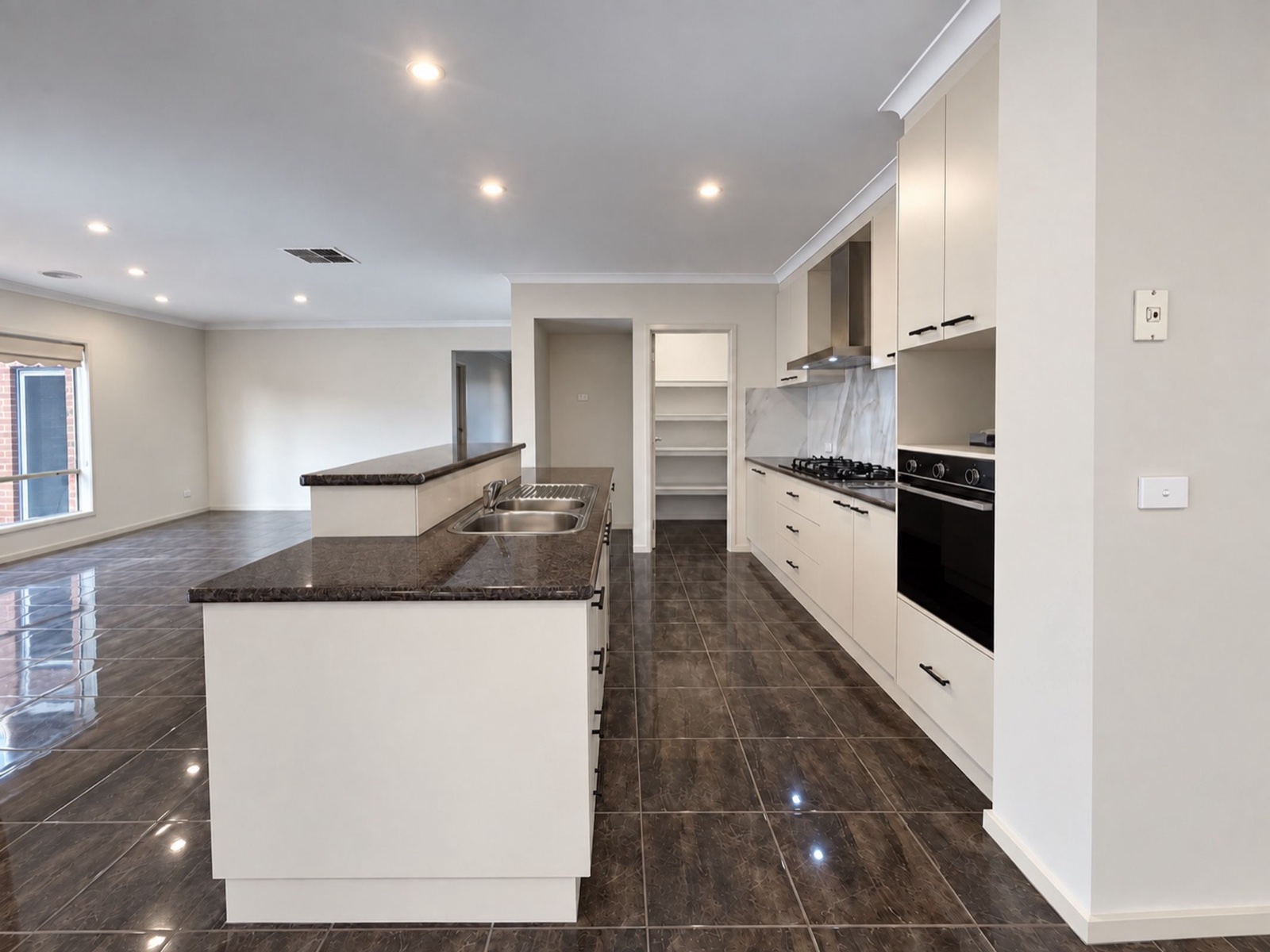 10 Yellowgum Drive, Kialla, photo 12 of 15