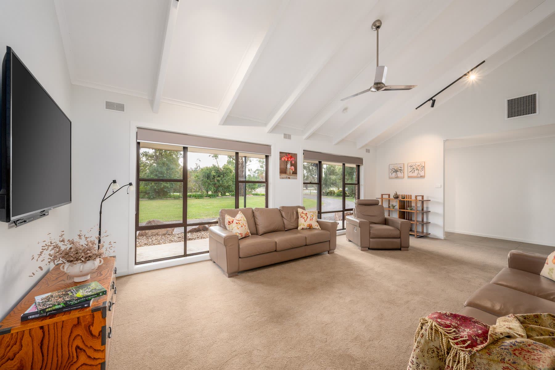 105 Laws Drive, Kialla, photo 3 of 10