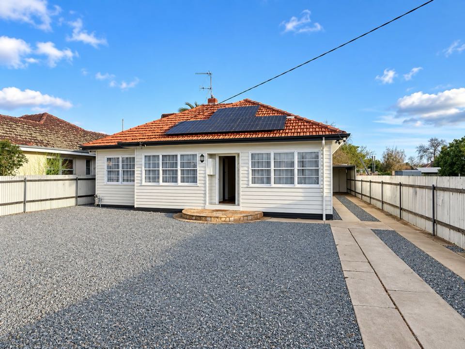 176 Hayes Street, Shepparton, photo 1 of 15