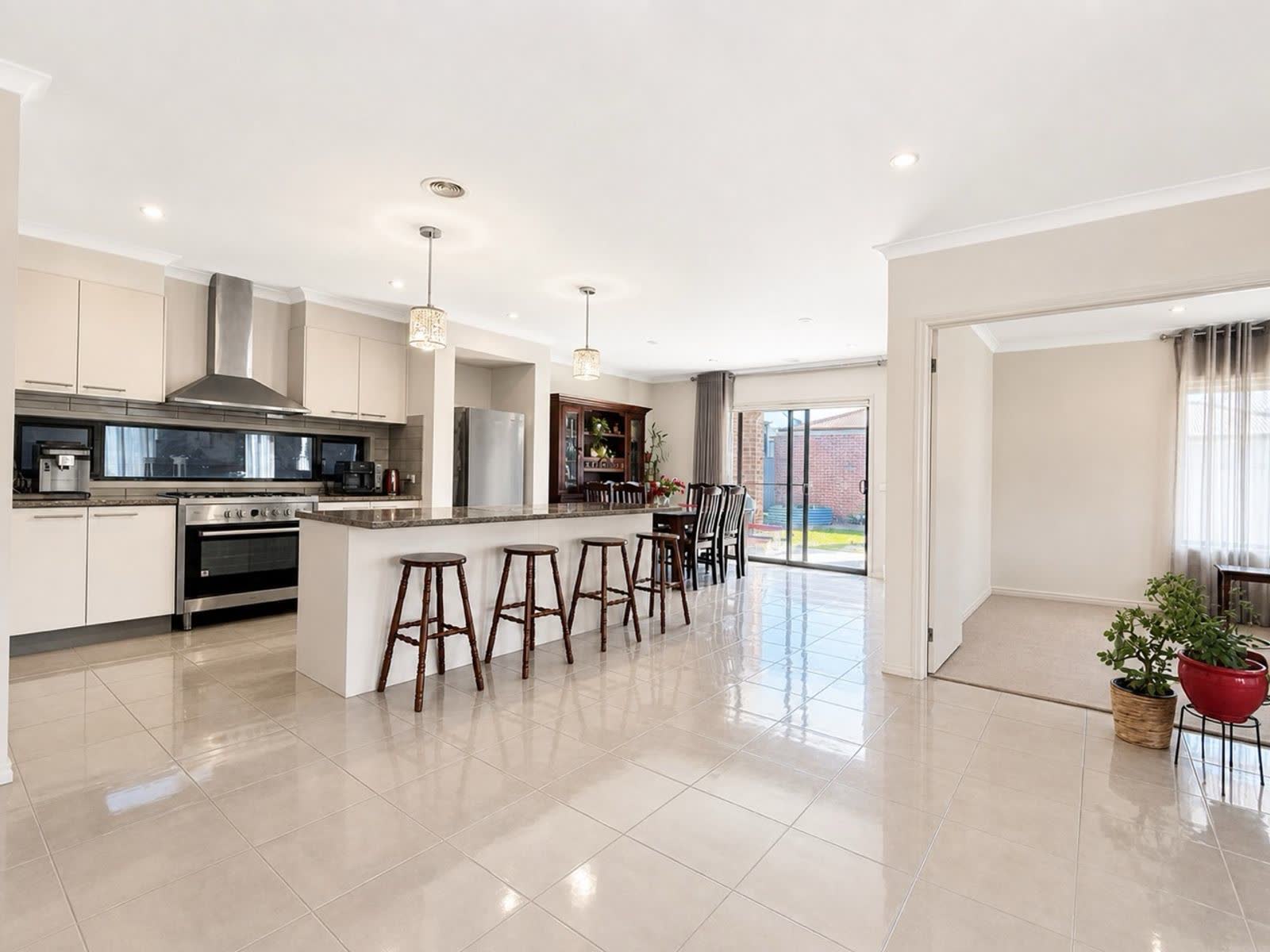 4 Cardinia Court, Kialla, photo 8 of 10